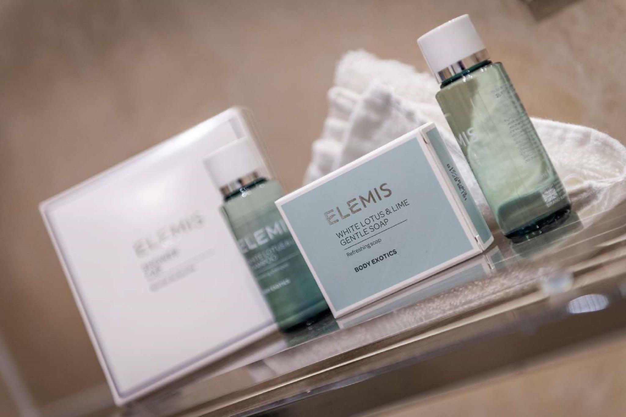 Macdonald Bath Spa Hotel Zewnętrze zdjęcie The photo shows a collection of skincare products from the brand Elemis. There are two bottles, one larger and one smaller, both with a transparent green liquid inside. In addition, there is a rectangular box, which is likely a skincare set or treatm