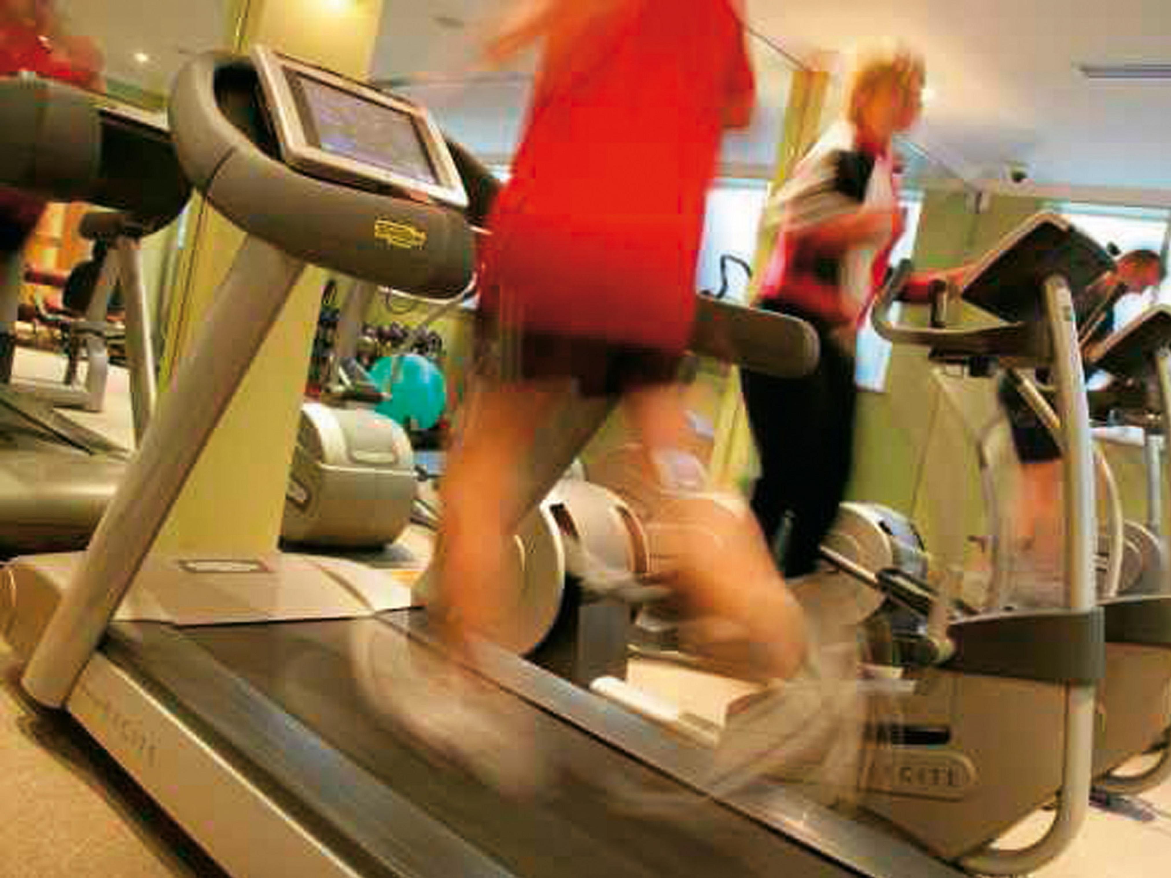 Macdonald Bath Spa Hotel Zewnętrze zdjęcie The photo shows a gym or fitness center with several treadmill machines in use. A few individuals are actively jogging or running on the treadmills. The setting appears lively, suggesting a focused workout environment. The background includes exercis